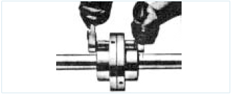 Interleave the internal sleeves with the gasket, apply grease to the crown gear, and then place the inlet at 90 before fastening the bolt.